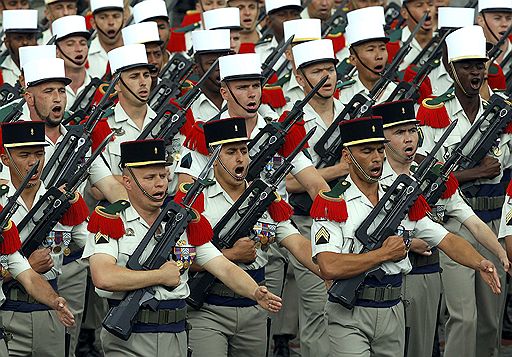 14.07.2011 Во Франции отметили День взятия Бастилии. Традиционно в этот национальный праздник на Елисейских полях прошел военный парад, а вечером тысячи горожан увидели красочный фейерверк