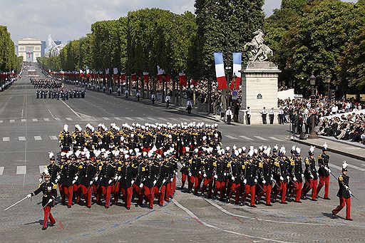14.07.2011 Во Франции отметили День взятия Бастилии. Традиционно в этот национальный праздник на Елисейских полях прошел военный парад, а вечером тысячи горожан увидели красочный фейерверк
