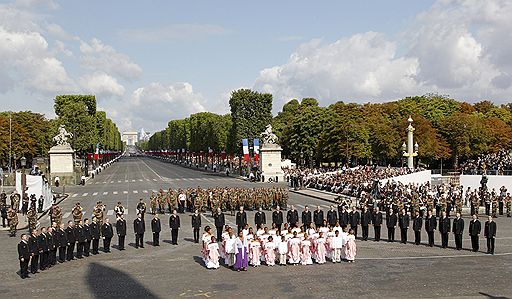 14.07.2011 Во Франции отметили День взятия Бастилии. Традиционно в этот национальный праздник на Елисейских полях прошел военный парад, а вечером тысячи горожан увидели красочный фейерверк