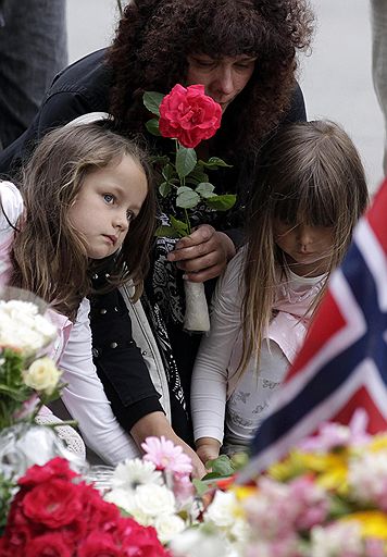 24.07.2011 Жители Осло переживают шок из-за произошедшего вечером 22 июля теракта. К кафедральному собору не прекращается поток людей с цветами и свечами. Траурные мероприятия посетил премьер-министр Норвегии Йенс Столтенберг 
