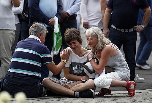 24.07.2011 Жители Осло переживают шок из-за произошедшего вечером 22 июля теракта. К кафедральному собору не прекращается поток людей с цветами и свечами. Траурные мероприятия посетил премьер-министр Норвегии Йенс Столтенберг 
