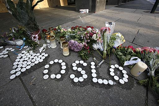 24.07.2011 Жители Осло переживают шок из-за произошедшего вечером 22 июля теракта. К кафедральному собору не прекращается поток людей с цветами и свечами. Траурные мероприятия посетил премьер-министр Норвегии Йенс Столтенберг 