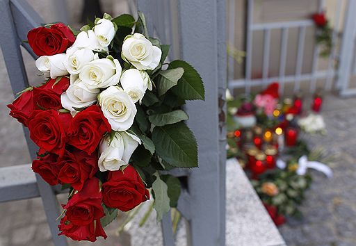 24.07.2011 Жители Осло переживают шок из-за произошедшего вечером 22 июля теракта. К кафедральному собору не прекращается поток людей с цветами и свечами. Траурные мероприятия посетил премьер-министр Норвегии Йенс Столтенберг 