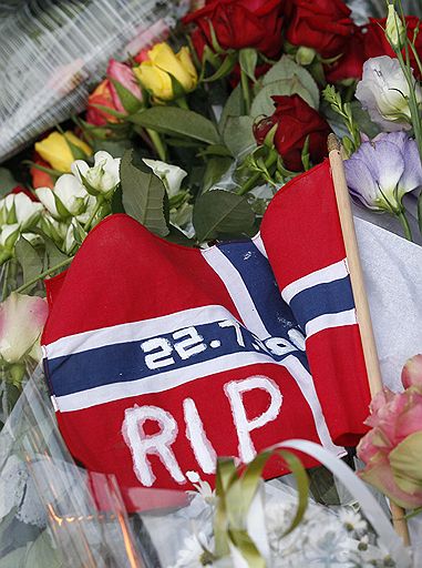 24.07.2011 Жители Осло переживают шок из-за произошедшего вечером 22 июля теракта. К кафедральному собору не прекращается поток людей с цветами и свечами. Траурные мероприятия посетил премьер-министр Норвегии Йенс Столтенберг 