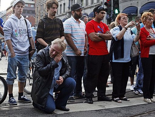 24.07.2011 Жители Осло переживают шок из-за произошедшего вечером 22 июля теракта. К кафедральному собору не прекращается поток людей с цветами и свечами. Траурные мероприятия посетил премьер-министр Норвегии Йенс Столтенберг 