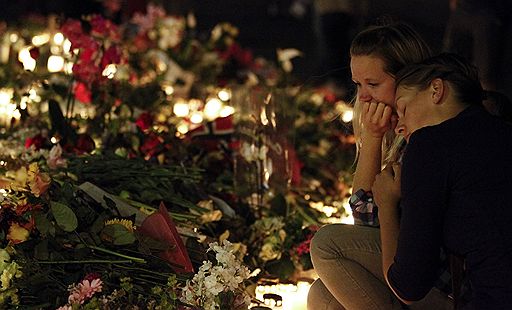 24.07.2011 Жители Осло переживают шок из-за произошедшего вечером 22 июля теракта. К кафедральному собору не прекращается поток людей с цветами и свечами. Траурные мероприятия посетил премьер-министр Норвегии Йенс Столтенберг 