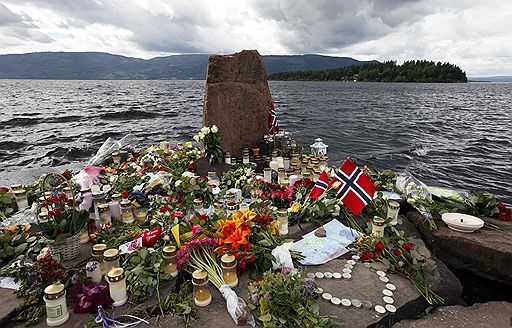 24.07.2011 Жители Осло переживают шок из-за произошедшего вечером 22 июля теракта. К кафедральному собору не прекращается поток людей с цветами и свечами. Траурные мероприятия посетил премьер-министр Норвегии Йенс Столтенберг 