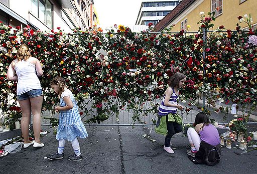 24.07.2011 Жители Осло переживают шок из-за произошедшего вечером 22 июля теракта. К кафедральному собору не прекращается поток людей с цветами и свечами. Траурные мероприятия посетил премьер-министр Норвегии Йенс Столтенберг 