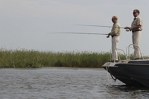 16.08.2011 Президент России Дмитрий Медведев и премьер Владимир Путин порыбачили в Астраханской области. Также они погружались под воду, сделали несколько снимков специальным фотоаппаратом и прошли на катере по Волге