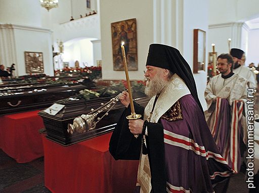 10.09.2011 В Ярославле около 100 тыс. человек пришли попрощаться с хоккеистами "Локомотива", погибшими 7 сентября в авиакатастрофе. Церемония прощания состоялась в ледовом дворце. Отпевание погибших прошло в Успенском соборе, похороны – на Леонтьевском кладбище