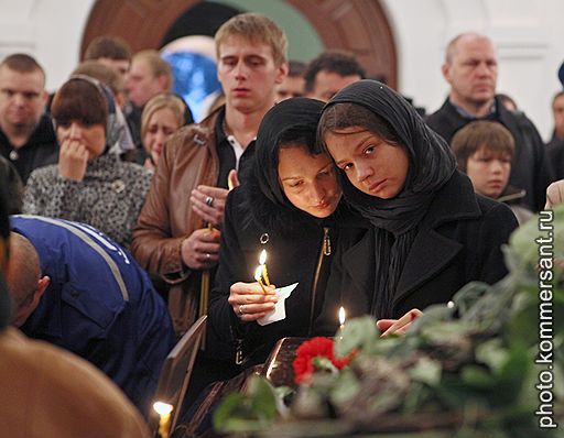 10.09.2011 В Ярославле около 100 тыс. человек пришли попрощаться с хоккеистами "Локомотива", погибшими 7 сентября в авиакатастрофе. Церемония прощания состоялась в ледовом дворце. Отпевание погибших прошло в Успенском соборе, похороны – на Леонтьевском кладбище