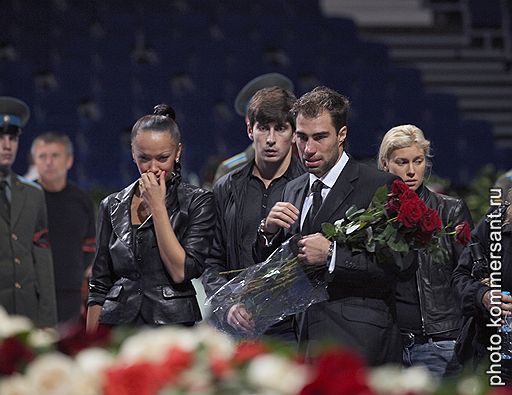 10.09.2011 В Ярославле около 100 тыс. человек пришли попрощаться с хоккеистами "Локомотива", погибшими 7 сентября в авиакатастрофе. Церемония прощания состоялась в ледовом дворце. Отпевание погибших прошло в Успенском соборе, похороны – на Леонтьевском кладбище