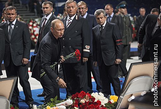 10.09.2011 В Ярославле около 100 тыс. человек пришли попрощаться с хоккеистами "Локомотива", погибшими 7 сентября в авиакатастрофе. Церемония прощания состоялась в ледовом дворце. Отпевание погибших прошло в Успенском соборе, похороны – на Леонтьевском кладбище