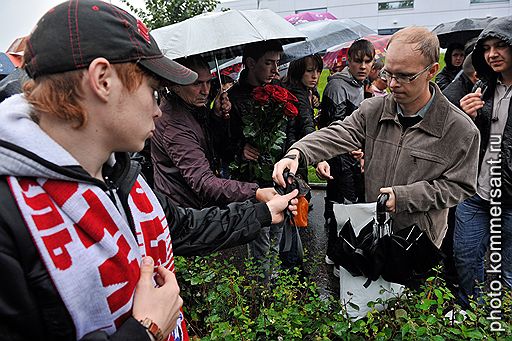 10.09.2011 В Ярославле около 100 тыс. человек пришли попрощаться с хоккеистами "Локомотива", погибшими 7 сентября в авиакатастрофе. Церемония прощания состоялась в ледовом дворце. Отпевание погибших прошло в Успенском соборе, похороны – на Леонтьевском кладбище