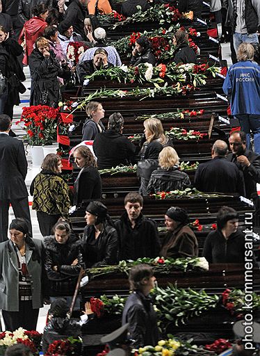 10.09.2011 В Ярославле около 100 тыс. человек пришли попрощаться с хоккеистами "Локомотива", погибшими 7 сентября в авиакатастрофе. Церемония прощания состоялась в ледовом дворце. Отпевание погибших прошло в Успенском соборе, похороны – на Леонтьевском кладбище