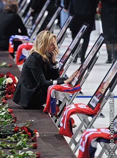 10.09.2011 В Ярославле около 100 тыс. человек пришли попрощаться с хоккеистами "Локомотива", погибшими 7 сентября в авиакатастрофе. Церемония прощания состоялась в ледовом дворце. Отпевание погибших прошло в Успенском соборе, похороны – на Леонтьевском кладбище