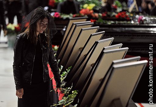10.09.2011 В Ярославле около 100 тыс. человек пришли попрощаться с хоккеистами "Локомотива", погибшими 7 сентября в авиакатастрофе. Церемония прощания состоялась в ледовом дворце. Отпевание погибших прошло в Успенском соборе, похороны – на Леонтьевском кладбище