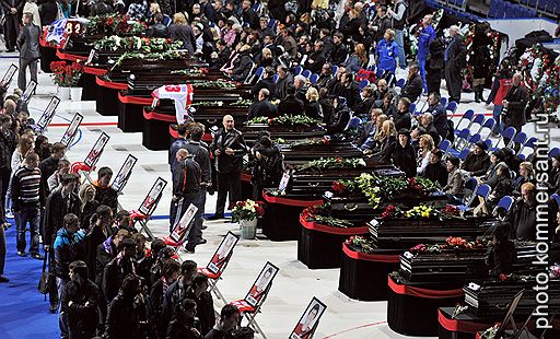 10.09.2011 В Ярославле около 100 тыс. человек пришли попрощаться с хоккеистами "Локомотива", погибшими 7 сентября в авиакатастрофе. Церемония прощания состоялась в ледовом дворце. Отпевание погибших прошло в Успенском соборе, похороны – на Леонтьевском кладбище