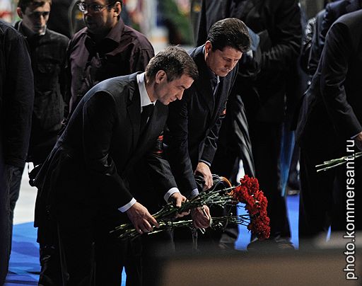 10.09.2011 В Ярославле около 100 тыс. человек пришли попрощаться с хоккеистами "Локомотива", погибшими 7 сентября в авиакатастрофе. Церемония прощания состоялась в ледовом дворце. Отпевание погибших прошло в Успенском соборе, похороны – на Леонтьевском кладбище