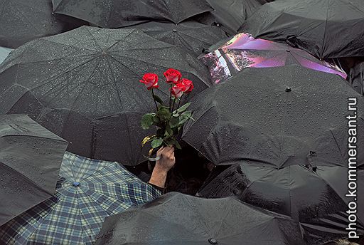 10.09.2011 В Ярославле около 100 тыс. человек пришли попрощаться с хоккеистами "Локомотива", погибшими 7 сентября в авиакатастрофе. Церемония прощания состоялась в ледовом дворце. Отпевание погибших прошло в Успенском соборе, похороны – на Леонтьевском кладбище