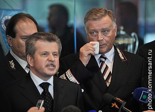10.09.2011 В Ярославле около 100 тыс. человек пришли попрощаться с хоккеистами "Локомотива", погибшими 7 сентября в авиакатастрофе. Церемония прощания состоялась в ледовом дворце. Отпевание погибших прошло в Успенском соборе, похороны – на Леонтьевском кладбище