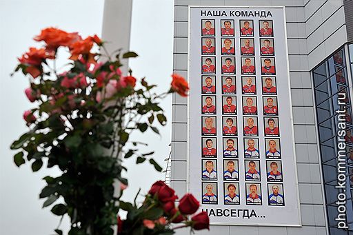10.09.2011 В Ярославле около 100 тыс. человек пришли попрощаться с хоккеистами "Локомотива", погибшими 7 сентября в авиакатастрофе. Церемония прощания состоялась в ледовом дворце. Отпевание погибших прошло в Успенском соборе, похороны – на Леонтьевском кладбище