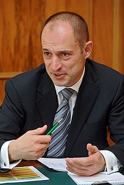 Нам важно не прекратить единовременно торгово-бытовое обслуживание военного городка, из-за того что у нас возникла такая квазирыночная идея, но мы ее до конца не реализовали 
