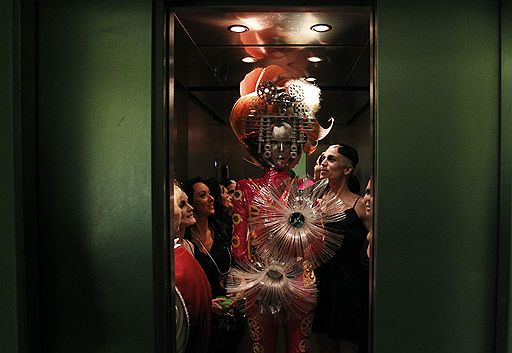 28.09.2011 В Кремле прошло шоу AlternativeHairShow 2011 Russia. Участниками парикмахерского искусства стали представители всемирно известных команд разных стран