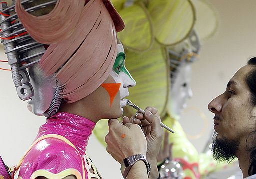 28.09.2011 В Кремле прошло шоу AlternativeHairShow 2011 Russia. Участниками парикмахерского искусства стали представители всемирно известных команд разных стран
