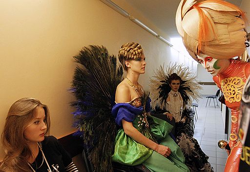 28.09.2011 В Кремле прошло шоу AlternativeHairShow 2011 Russia. Участниками парикмахерского искусства стали представители всемирно известных команд разных стран