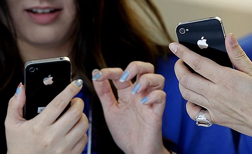14.10.2011 Смартфон iPhone 4S поступил в продажу. Многие расценивают покупку этого телефона как дань памяти бывшему главе Apple Стиву Джобсу