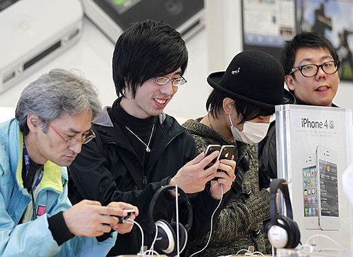 14.10.2011 Смартфон iPhone 4S поступил в продажу. Многие расценивают покупку этого телефона как дань памяти бывшему главе Apple Стиву Джобсу