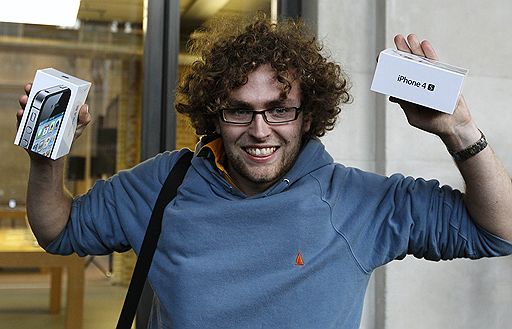 14.10.2011 Смартфон iPhone 4S поступил в продажу. Многие расценивают покупку этого телефона как дань памяти бывшему главе Apple Стиву Джобсу