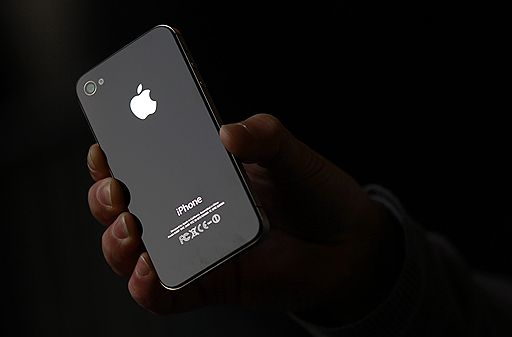 14.10.2011 Смартфон iPhone 4S поступил в продажу. Многие расценивают покупку этого телефона как дань памяти бывшему главе Apple Стиву Джобсу