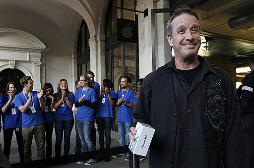 14.10.2011 Смартфон iPhone 4S поступил в продажу. Многие расценивают покупку этого телефона как дань памяти бывшему главе Apple Стиву Джобсу
