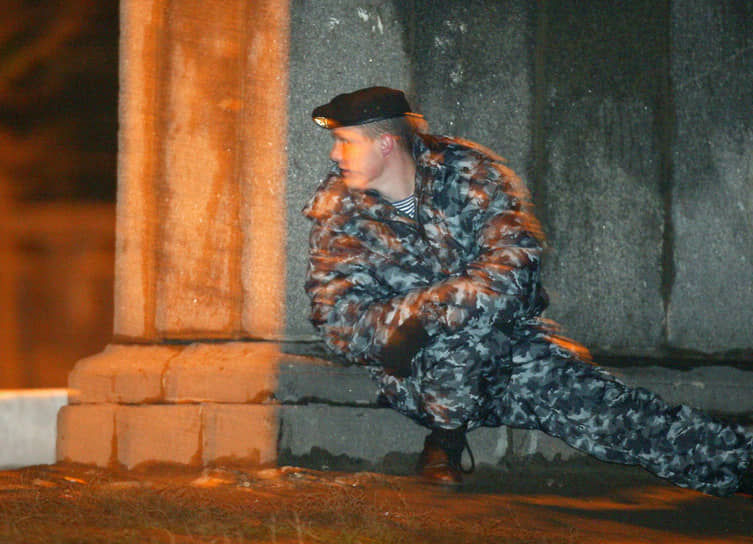 24 октября. Террористы отпустили 15 детей, а также несколько десятков женщин, иностранцев и мусульман. Во время переговоров боевики выдвинули требования: прекратить военные действия и вывести войска из Чечни 