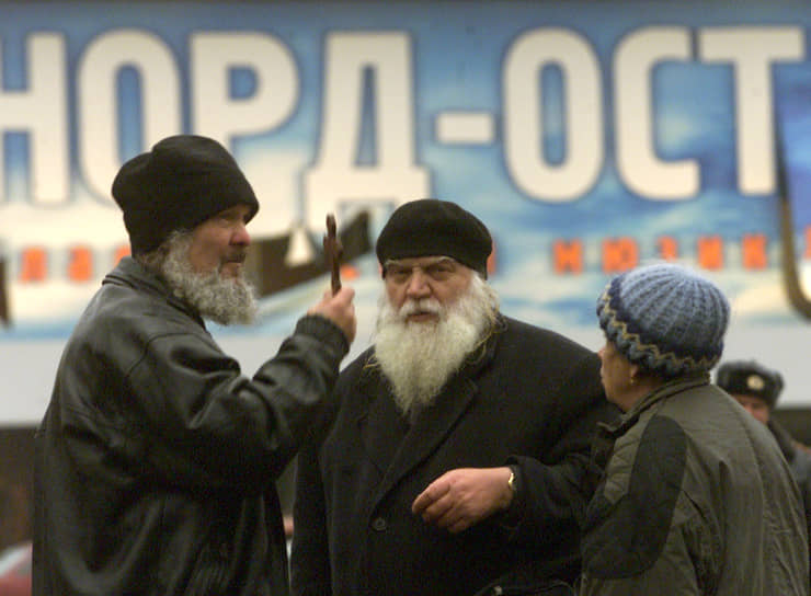 25 октября. Владимир Путин провел совещание с главами МВД и ФСБ. Директор ФСБ Николай Патрушев заявил, что власти сохранят боевикам жизнь, если они освободят всех заложников На фото: священнослужители на месте трагедии  