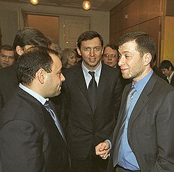 Слева направо: Евгений Швидлер, Олег Дерипаска и Роман Абрамович. 2001 год