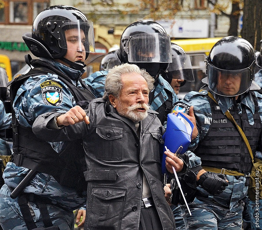 Сотрудники правоохранительных органов охраняют здание суда. 