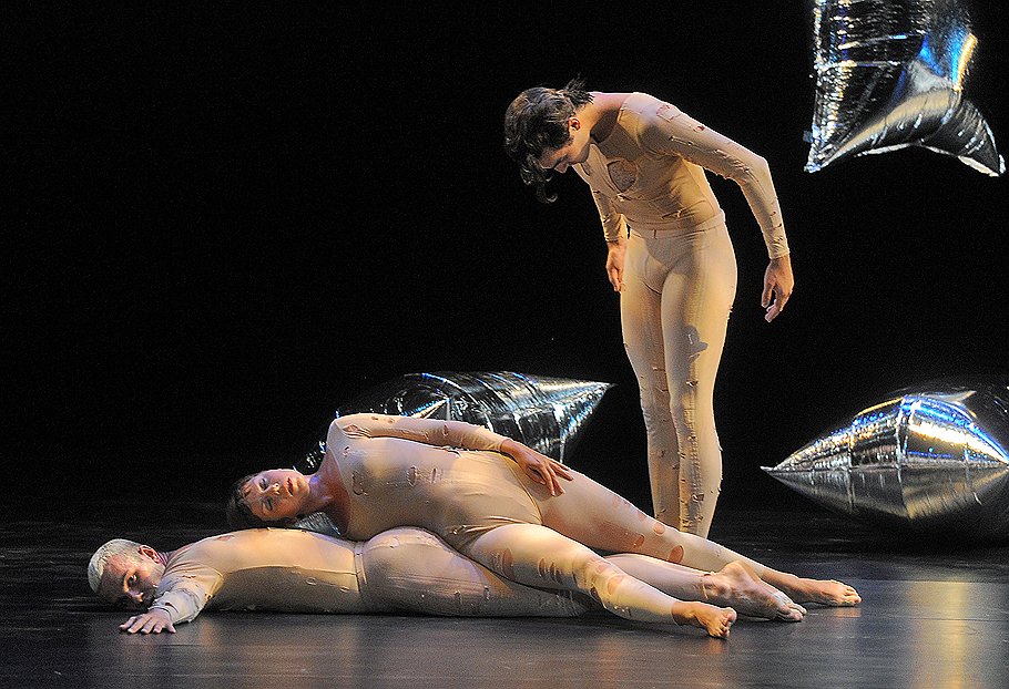 Балет «Тропический лес» хореографа Мерса Каннингема в постаноке Merce Cunningham Dance Company. 