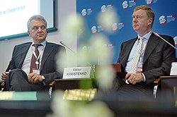 Председатель Коллегии Евразийской экономической комиссии Виктор Христенко (слева) и генеральный директор "Роснано" Анатолий Чубайс (справа) 