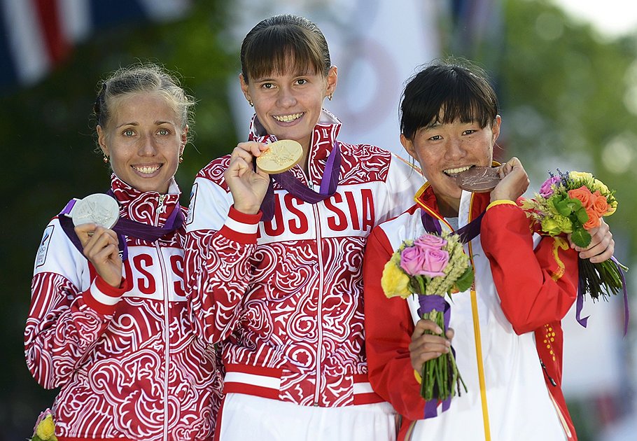 Ходьба на 20 км. Елена Лашманова (в центре), золотая медаль и Ольга Каниськина (слева), серебряная медаль 