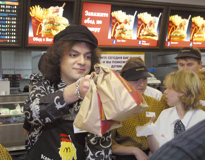 McDonald’s всегда славился своими благотворительными акциями, что для России было тогда в новинку. Часто для участия в акции привлекали популярных артистов и даже политиков На фото: певец Филипп Киркоров работает кассиром во время одной из акций, 2002 год