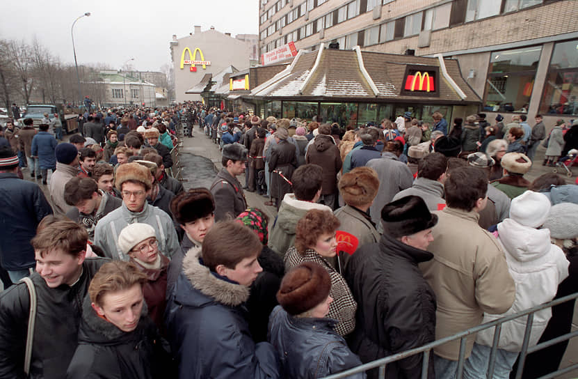 Канадское подразделение McDonald's получило разрешение у КПСС на открытие кафе в СССР в 1988 году