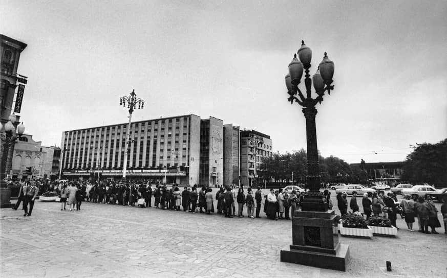 В первый день продаж очередь на Тверском бульваре растянулась на многие километры