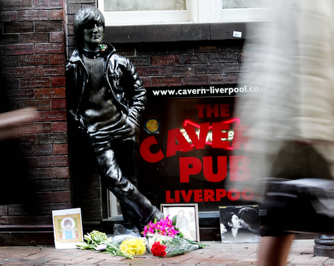 В Ливерпуле на улице Mathew Street у Cavern Club установлен памятник Джону Леннону 