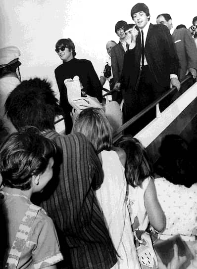 Первый концерт в ливерпульском клубе Cavern The Beatles дали в 1961 году. За три года группа сыграла в нем более 250 раз. В 1963 году четверка выпустила первую пластинку, а мировую славу группе принес третий альбом Hard Day’s Night, выпущенный годом позже. 15 октября 1963 года в The Daily Mirror вышла статья о концерте The Beatles в Челтнеме. Журналисты, описывая поведение поклонников, употребили слово «битломания». Этот термин был подхвачен другими СМИ 
