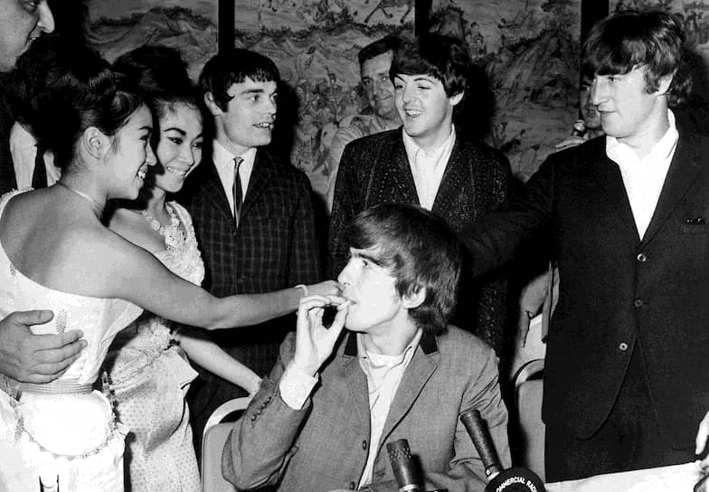 8 июня 1964 года музыканты прилетели в Гонконг, начав азиатскую экспансию. В аэропорту их ждали 3 тыс. поклонников 