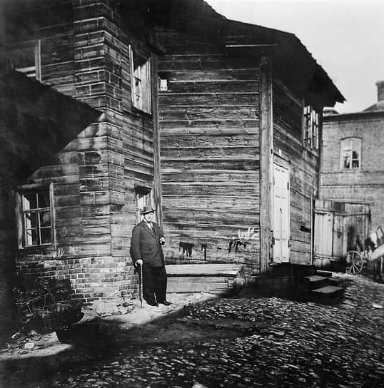 Артист умер 12 апреля 1938 года в Париже от лейкоза. Федора Шаляпина похоронили на столичном кладбище Батиньоль. Только в 1984 году его сыну удалось добиться перезахоронения праха артиста в Москве на Новодевичьем кладбище  На фото: 29-летний Федор Шаляпин около дома на Рыбнорядской улице в Казани, где он родился 