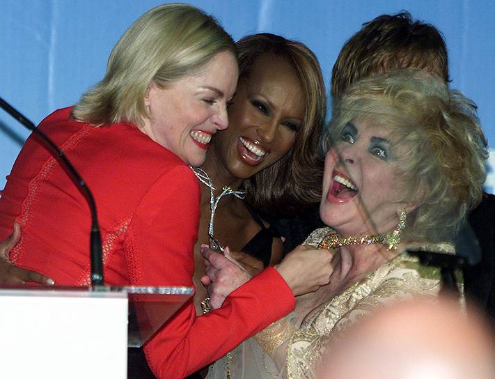 «Я люблю носить драгоценности, но не потому, что они у меня есть. Ты не можешь обладать этим великолепием, им можно лишь восхищаться» Элизабет Тейлор была обладательницей большой коллекции драгоценностей, многие из которых подарил актрисе Ричард Бартон. Среди них бриллиант Круппа весом более 33 карат, жемчужина La Peregrina, ожерелье с бриллиантом «Тадж-Махал» На фото: актрисы Шэрон Стоун (слева) и Элизабет Тейлор, супермодель Иман (в центре)